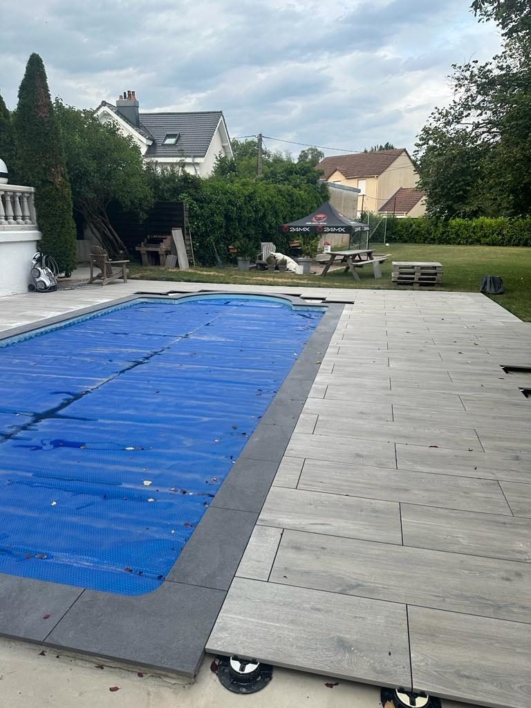Terrasse carrelée autour d'une piscine