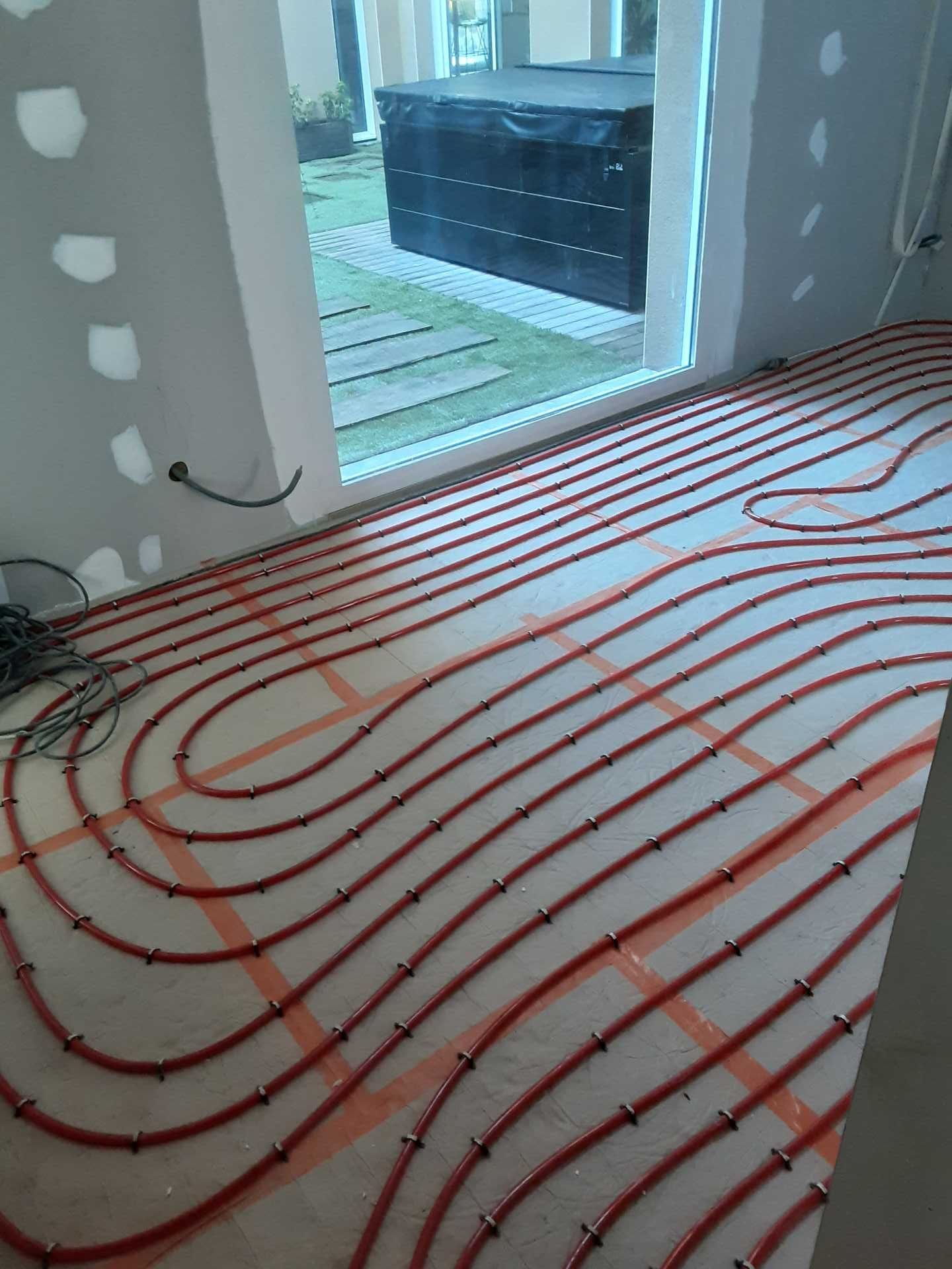 Tubes de plancher chauffant posés avant la chape
