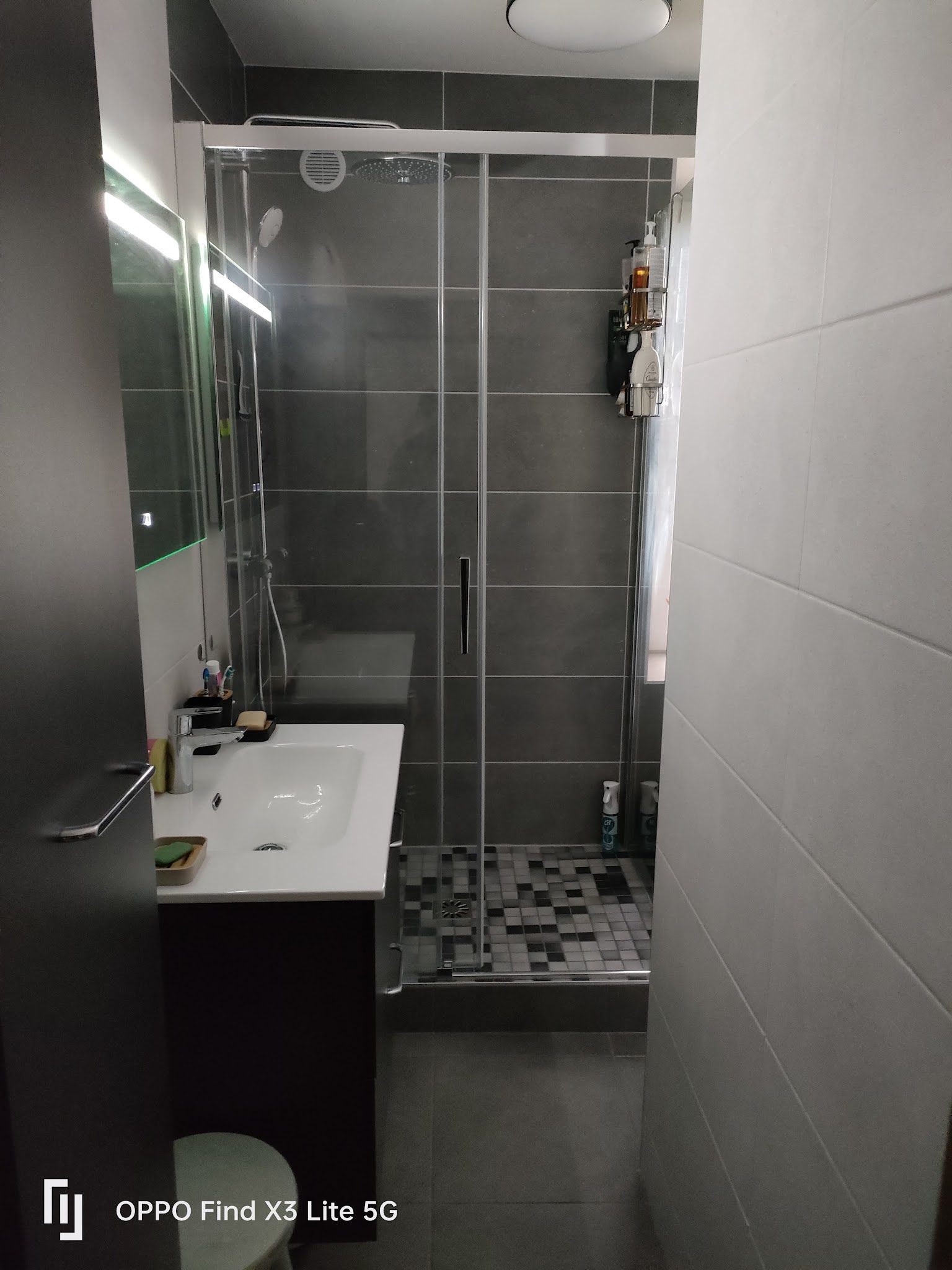 Salle de bains carrelée gris anthracite, douche vitrée et receveur en mosaïque